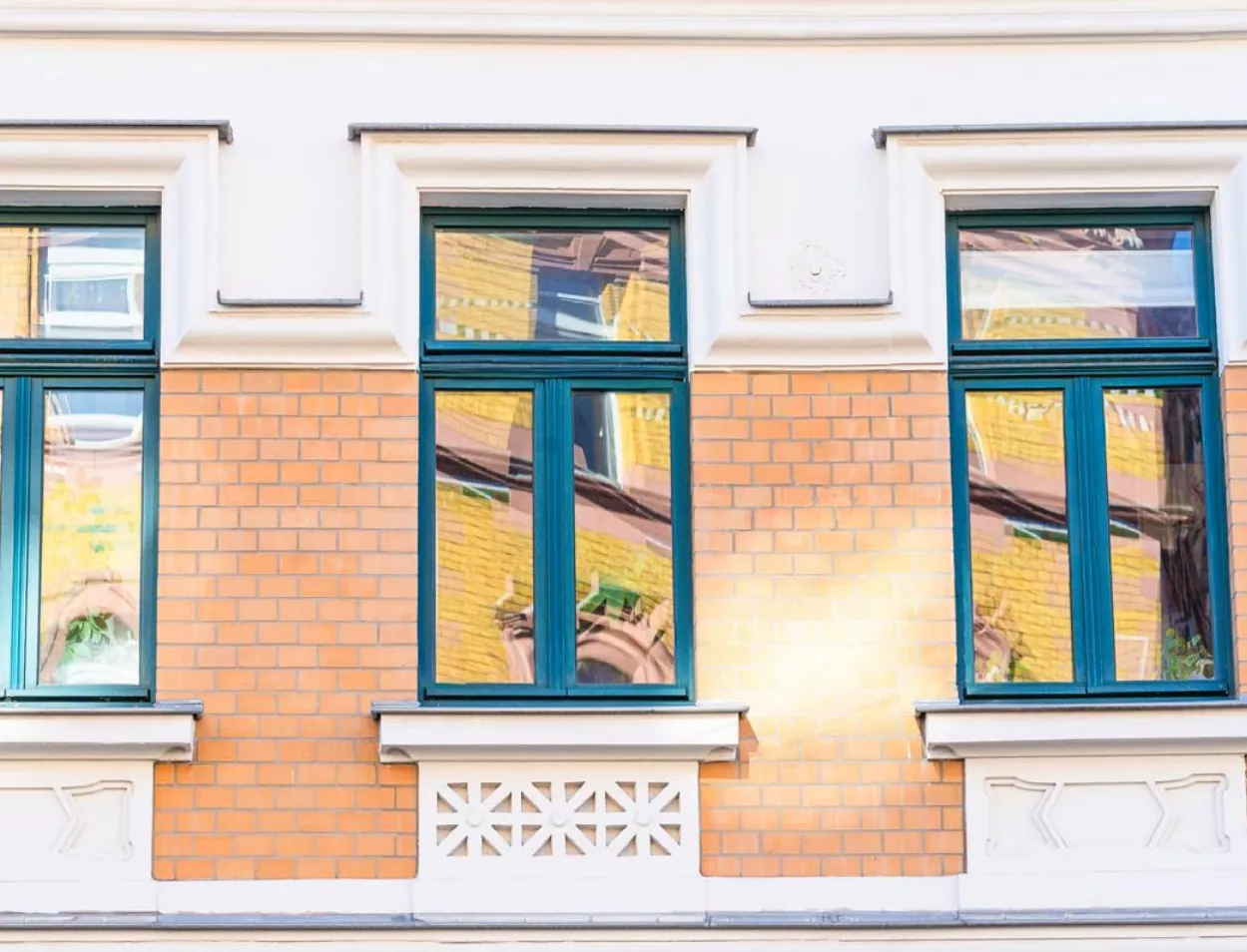 Klinkerfassade mit Sandsteinelementen, Holzhäuser Straße Leipzig